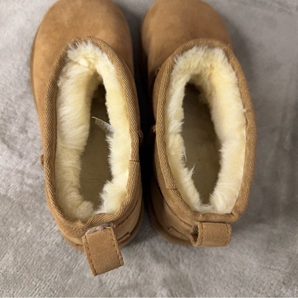UGG Cream Shearling Lined Footwear - Picture 3 of 7